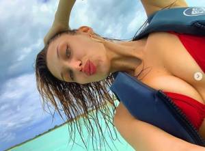 Bella Hadid provocante al mare