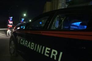 Ruba in una casa a Pavia, viene scoperto e prende a calci e pugni un carabiniere. Arrestato