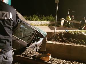 Treno in corsa travolge auto bloccata sui binari. Muore anziana, il marito ferito è indagato per omicidio colposo 