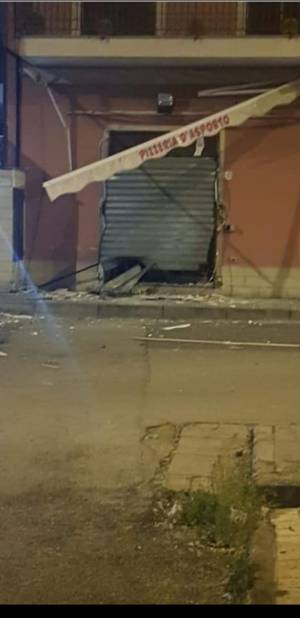 Paura racket nel Napoletano: bomba distrugge una pizzeria da inaugurare