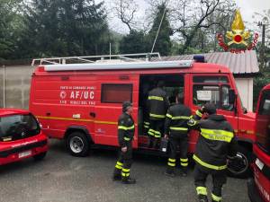 Tentano di attraversare un torrente e scivolano: disperse due donne