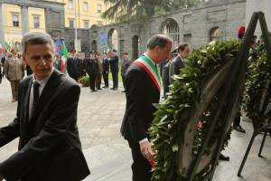 25 aprile, il premier Conte all'Altare della Patria