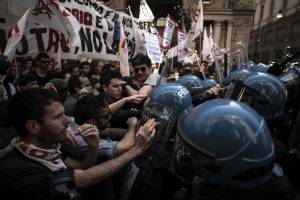 I No Tav attaccano i poliziotti. E i Cinque Stelle li difendono