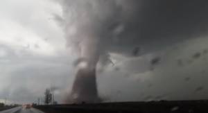 Violento tornado semina il panico in Romania: ​un pullman inghiottito