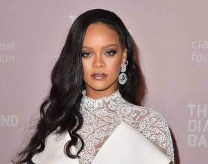 Rihanna super sexy per il compleanno del suo brand di lingerie