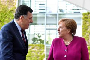 Sarraj sfida Macron e Merkel: in Libia stop a Total e Siemens