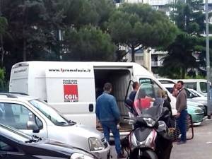 Così la Cgil aiuta i rom di Casal Bruciato a traslocare