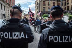 Bologna, violenti scontri tra polizia e manifestanti contro il comizio di Forza Nuova