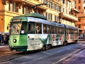 Investita dal tram: 20enne rischia l'amputazione della gamba