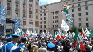 Fratelli d’Italia in corteo a Napoli:  "Basta coi burocrati di Bruxelles"