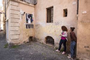 "La dittatura del selfie", ecco il murales che paragona Salvini al Duce