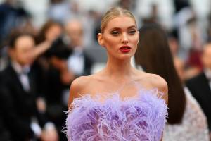 Elsa Hosk, la modella di Victoria's Secret da Cannes al bikini