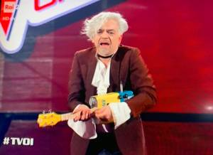 The Voice, Morgan diverte il pubblico cantando "Pem Pem" con l'ukulele