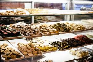 Mangiano una brioche fuori dalla pasticceria e vengono sanzionati