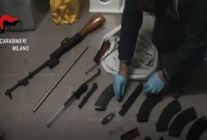 Milano, droga, pistole e kalashnikov in casa: presi 51enne e compagna