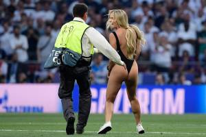Champions League, la sexy invasione di campo in Tottenham-Liverpool