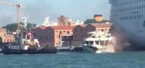 Venezia, nave da crociera urta un battello