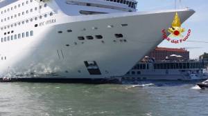 Venezia, le foto della nave e del battello dopo l'incidente