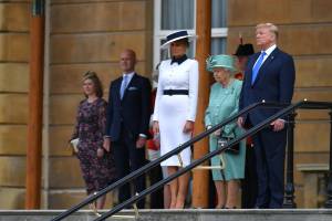 Trump atterra a Londra e attacca il sindaco: "Un perdente"