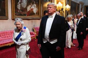 La gaffe di Donald Trump: chiama il principe Carlo "Principe delle balene"  