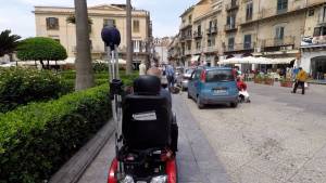 Vietato essere disabili: le avventure quotidiane di chi è costretto a muoversi in carrozzina 