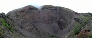 Giù nel cratere del Vesuvio, salvato dall’elicottero del soccorso alpino