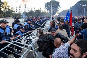 Tirana si avvicina al voto nel clima di guerra civile