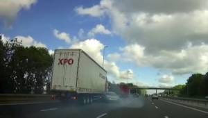 Tir investe in pieno auto e la trascina in autostrada