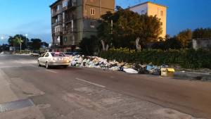 Rifiuti, lo spettro della crisi a Napoli: cumuli di immondizia in strada