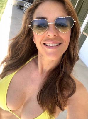 Elizabeth Hurley hot in bikini