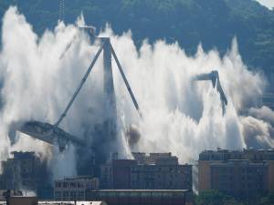 Ponte Morandi, due nigeriani rimasti in casa davanti alla tv hanno ritardato la demolizione