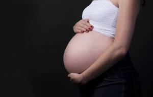 Le sparano in gravidanza e perde il bambino: è accusata di omicidio