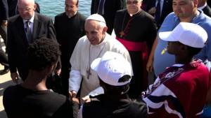 Migranti, i parroci in rivolta contro Bergoglio