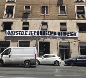 CasaPound, blitz della Raggi per rimozione scritta da edificio occupato