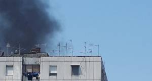 Si incendia un camion dei rifiuti: nube di fumo nero su Scampia