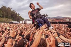Spagna, ragazzo disabile sollevato dalla folla al concerto