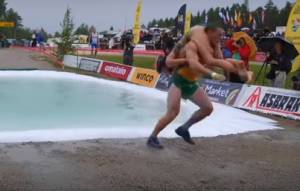 Finlandia, ecco il campionato mondiale della corsa a ostacoli con la moglie in spalla