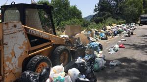 Monreale, ripuliscono una strada diventata una discarica. Dopo un'ora gli incivili tornano a buttare i rifiuti