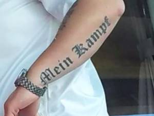 Flixbus sospende autista con il tatuaggio "Mein Kampf"