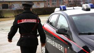 Tunisino fugge contromano con la droga, poi pesta i carabinieri