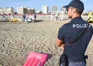 Jesolo, lancia orologi ad agenti: ambulante senegalese subito libero