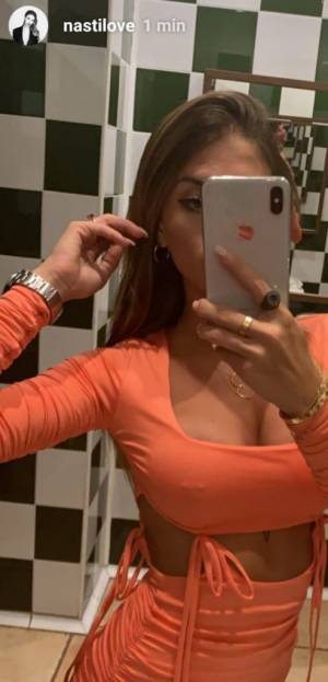 Chiara Nasti mostra il piercing intimo 