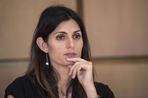 Virginia Raggi in forma al mare - ilGiornale.it