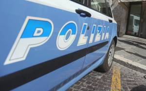 Parcheggia la figlia nel passeggino e incendia due case e uno scooter, arrestata