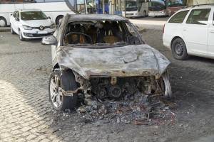 Milano, continuano i roghi alle macchine parcheggiate