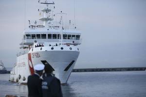 Nave militare recupera i migranti. Ora si trova davanti al porto di Catania