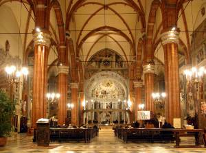 Verona, giù il tetto del Duomo. Il crollo durante la Messa