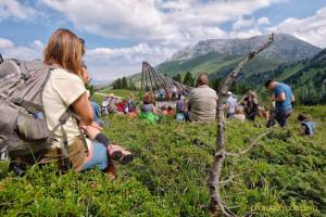 Val di Fiemme, "gesti d'arte" per il clima nel parco Respirart con vista sulle Dolomiti