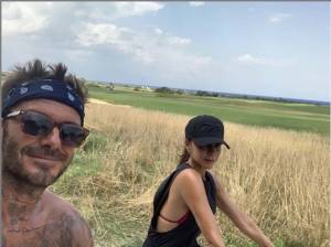 I Beckham in Puglia, tra passeggiate in bici, cibo e le "scarpette" di David