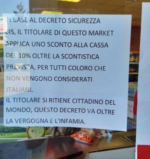 Decreto Sicurezza bis, negoziante fa sconti solo a stranieri: "Decreto oltre vergogna"